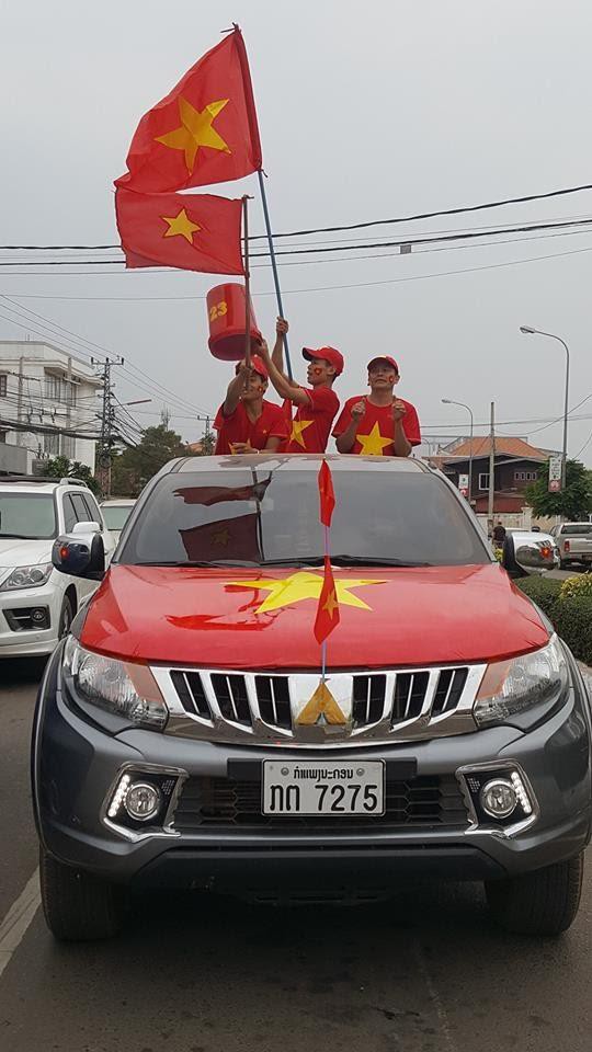 Hội người Việt ở Lào rộn ràng, sẵn sàng bùng cháy hết mình cho trận chung kết lịch sử của U23 Việt Nam - Ảnh 4.