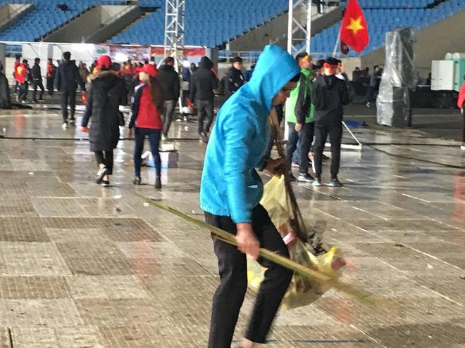 Hình ảnh đẹp: Các bạn trẻ 2 miền dọn dẹp rác tại địa điểm công cộng sau trận chung kết của U23 Việt Nam - Ảnh 9.