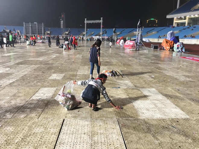 Hình ảnh đẹp: Các bạn trẻ 2 miền dọn dẹp rác tại địa điểm công cộng sau trận chung kết của U23 Việt Nam - Ảnh 10.