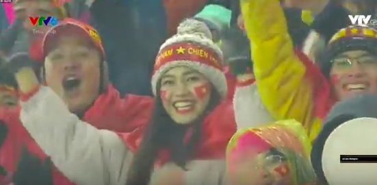 Bình Minh và Á hậu Thanh Tú rạng rỡ trên hàng ghế cổ động viên, hào hứng cổ vũ U23 Việt Nam - Ảnh 1.