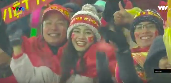 Bình Minh và Á hậu Thanh Tú rạng rỡ trên hàng ghế cổ động viên, hào hứng cổ vũ U23 Việt Nam - Ảnh 2.