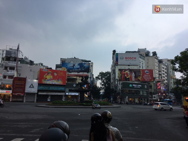 Đường phố Hà Nội và Sài Gòn vắng vẻ như sáng mùng 1 Tết khi tuyển U23 VN đang đá chung kết - Ảnh 8.