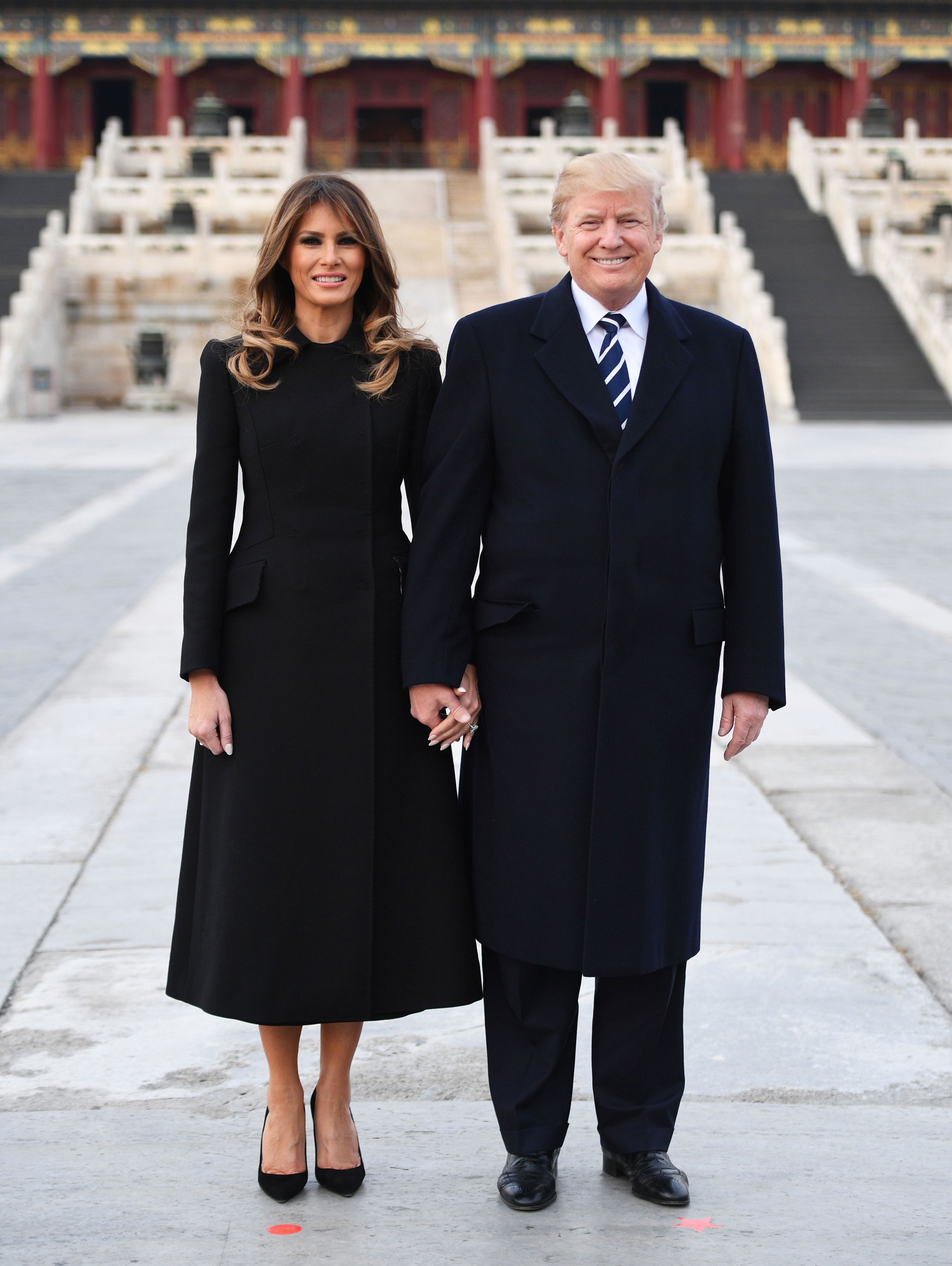 Đệ nhất phu nhân Melania Trump cũng chỉ thường xuyên diện đi diện lại đôi giày đơn giản này - Ảnh 1. Đệ nhất phu nhân Melania Trump cũng chỉ thường xuyên diện đi diện lại đôi giày đơn giản này - Ảnh 1.