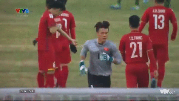 14 khoảnh khắc nam thần tr&ecirc;n s&acirc;n cỏ của B&ugrave;i Tiến Dũng khiến hội chị em muốn y&ecirc;u lu&ocirc;n - Ảnh 13.