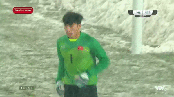 14 khoảnh khắc nam thần tr&ecirc;n s&acirc;n cỏ của B&ugrave;i Tiến Dũng khiến hội chị em muốn y&ecirc;u lu&ocirc;n - Ảnh 7.