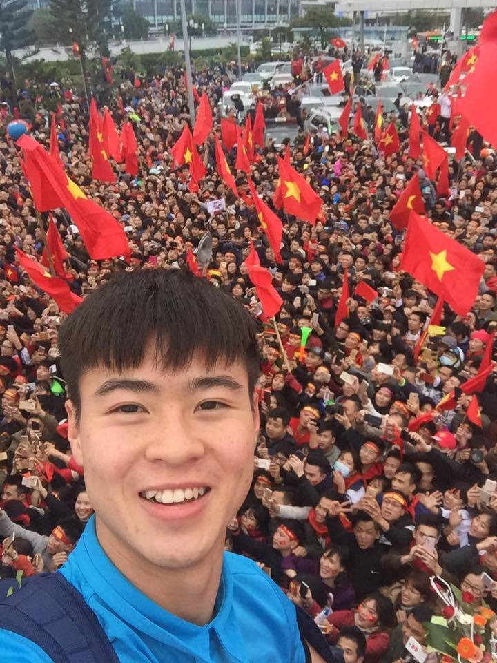 Duy Mạnh, Bùi Tiến Dũng, Đoàn Văn Hậu háo hức chụp ảnh với hàng nghìn người hâm mộ - Ảnh 2.