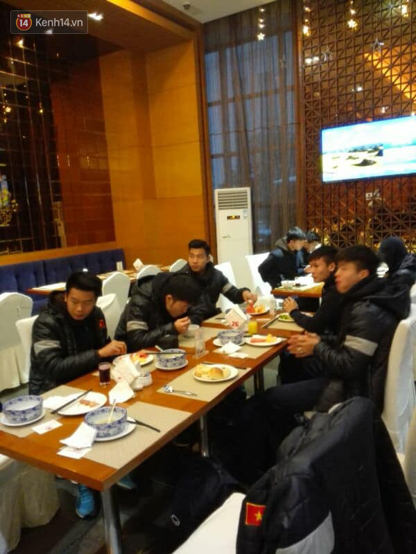 Những hình ảnh cuối cùng của U23 Việt Nam tại khách sạn ở Trung Quốc, trước khi về Việt Nam - Ảnh 1.