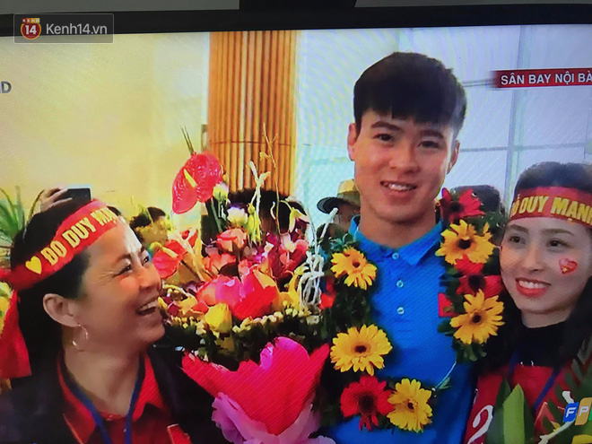 Những h&igrave;nh ảnh đầu ti&ecirc;n của d&agrave;n cầu thủ cực phẩm U23 Việt Nam khi về nước - Ảnh 2.