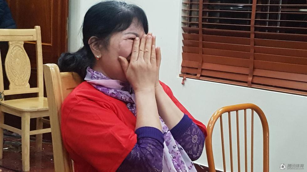 Netizen Trung đồng cảm trước hình ảnh nữ CĐV Việt Nam bật khóc khi kết thúc trận đấu: Đừng khóc cô gái ơi, các bạn đã cống hiến đủ rồi - Ảnh 12.