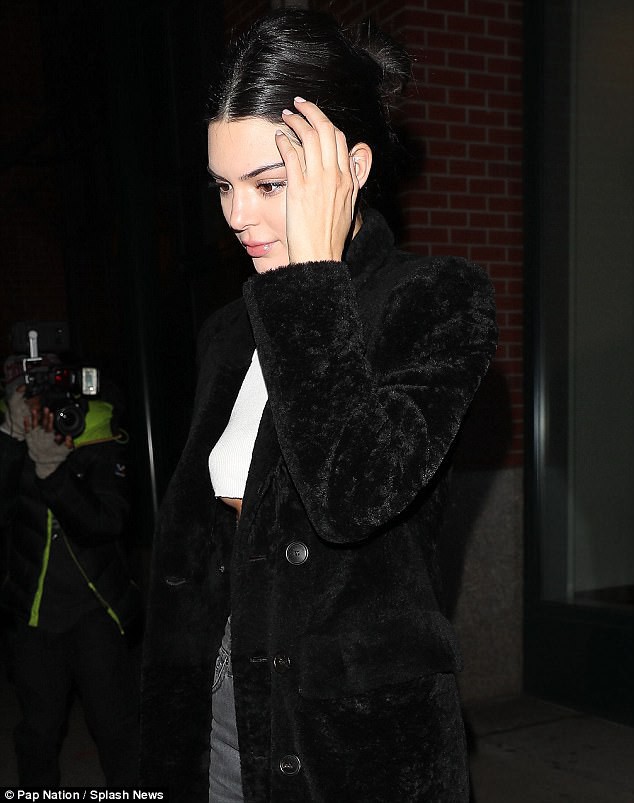 Mặc áo siêu ngắn lại còn thả rông, Kendall Jenner liên tục che chắn vì sợ lộ ngực - Ảnh 5.