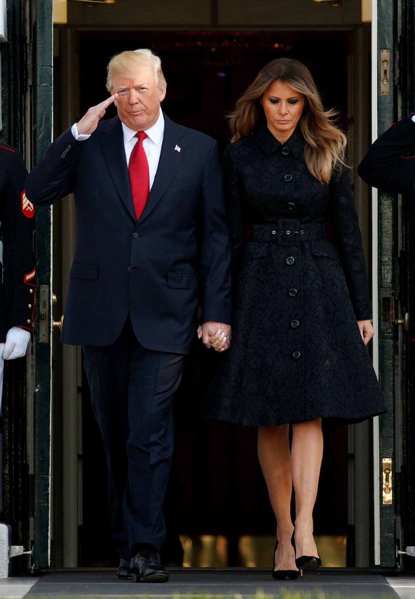 Đệ nhất phu nhân Melania Trump cũng chỉ thường xuyên diện đi diện lại đôi giày đơn giản này - Ảnh 10. Đệ nhất phu nhân Melania Trump cũng chỉ thường xuyên diện đi diện lại đôi giày đơn giản này - Ảnh 10.