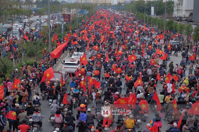 Clip flycam: Hàng chục nghìn người hâm mộ đứng kín đặc các tuyến đường để chờ đón U23 Việt Nam - Ảnh 2.