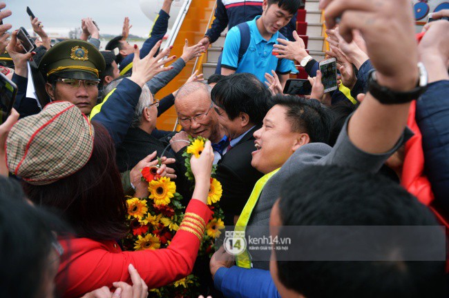 Khoảnh khắc c&aacute;c cầu thủ U23 xuống chuy&ecirc;n cơ trong v&ograve;ng tay y&ecirc;u thương của h&agrave;ng ng&agrave;n người h&acirc;m mộ - Ảnh 3.