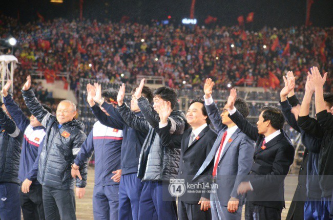 Clip: HLV Park Hang-seo và cầu thủ U23 Việt Nam cùng nắm tay cúi chào hơn 40.000 nghìn người hâm mộ ở SVĐ Mỹ Đình - Ảnh 2.