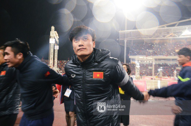 Clip: HLV Park Hang-seo và cầu thủ U23 Việt Nam cùng nắm tay cúi chào hơn 40.000 nghìn người hâm mộ ở SVĐ Mỹ Đình - Ảnh 4.