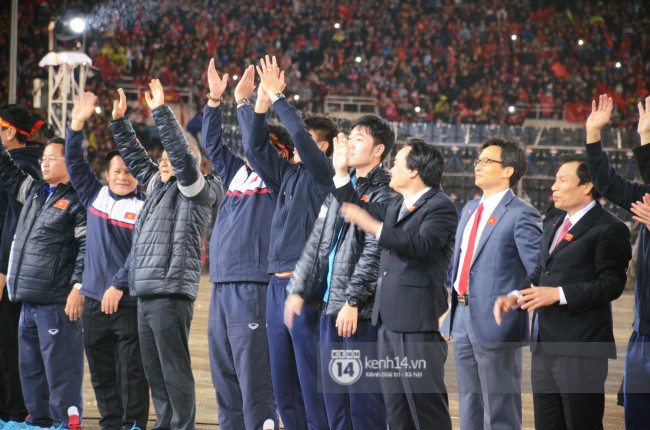 Clip: HLV Park Hang-seo và cầu thủ U23 Việt Nam cùng nắm tay cúi chào hơn 40.000 nghìn người hâm mộ ở SVĐ Mỹ Đình - Ảnh 3.