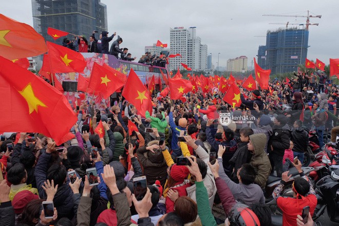 Bữa trưa vui vẻ đặc biệt đ&oacute;n U23 v&igrave; tắc đường m&agrave; k&eacute;o d&agrave;i sang cả bữa tối nhưng MC vẫn xuất sắc suốt 7 tiếng đồng hồ - Ảnh 8.