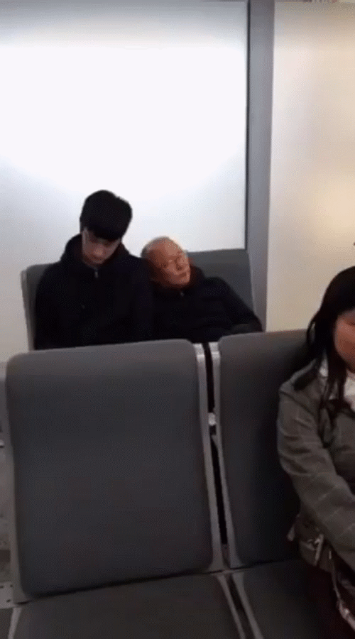 Hành động đáng yêu của “ông chú Hàn Quốc”: Kéo vai Trọng Đại, tựa đầu ngủ như 2 bố con ở sân bay - Ảnh 1.