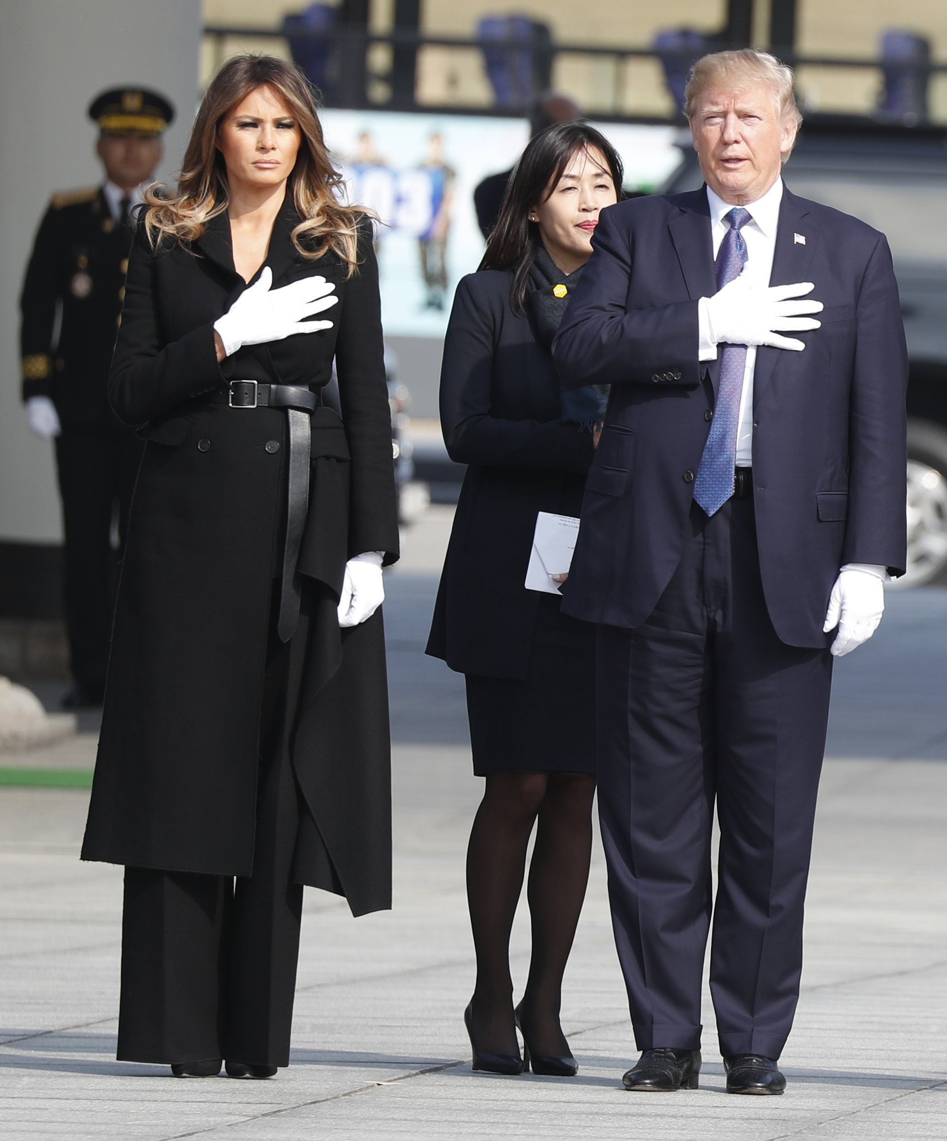 Đệ nhất phu nhân Melania Trump cũng chỉ thường xuyên diện đi diện lại đôi giày đơn giản này - Ảnh 11. Đệ nhất phu nhân Melania Trump cũng chỉ thường xuyên diện đi diện lại đôi giày đơn giản này - Ảnh 11.