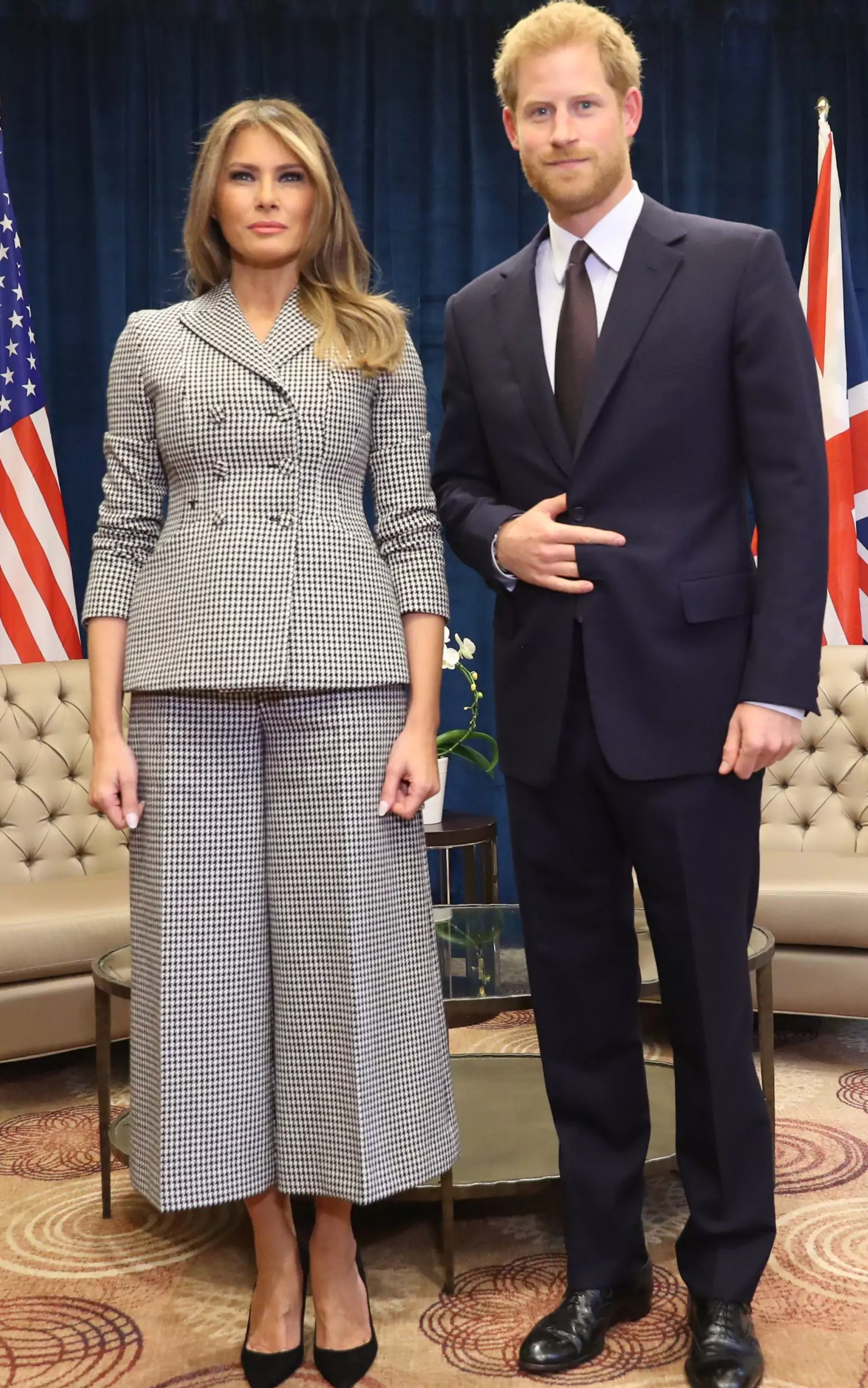 Đệ nhất phu nhân Melania Trump cũng chỉ thường xuyên diện đi diện lại đôi giày đơn giản này - Ảnh 4. Đệ nhất phu nhân Melania Trump cũng chỉ thường xuyên diện đi diện lại đôi giày đơn giản này - Ảnh 4.