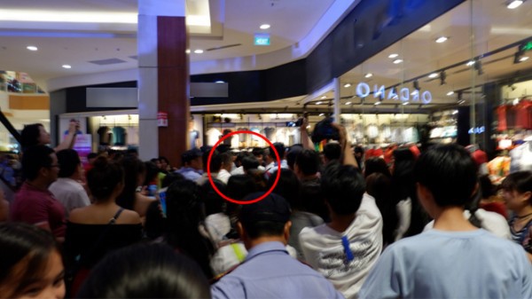 Muôn kiểu mỹ nam Vpop áp dụng để thoát thân khi bị fan cuồng vây kín - Ảnh 9.