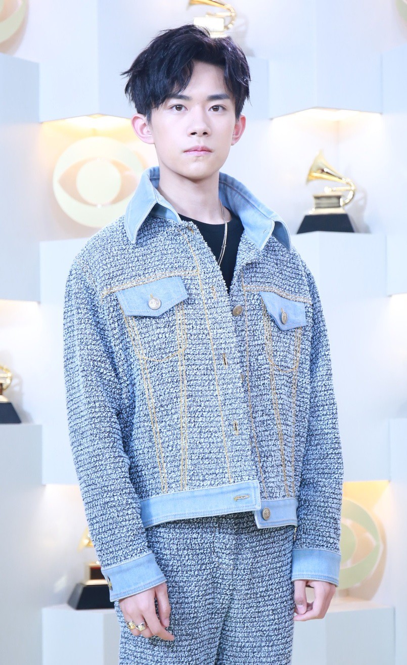 Ăn vận “cool ngầu” đến Grammy, nhưng ai ngờ Dịch Dương Thiên Tỉ (TFBoys) lại diện đồ nữ lên thảm đỏ - Ảnh 2. Ăn vận “cool ngầu” đến Grammy, nhưng ai ngờ Dịch Dương Thiên Tỉ (TFBoys) lại diện đồ nữ lên thảm đỏ - Ảnh 2.