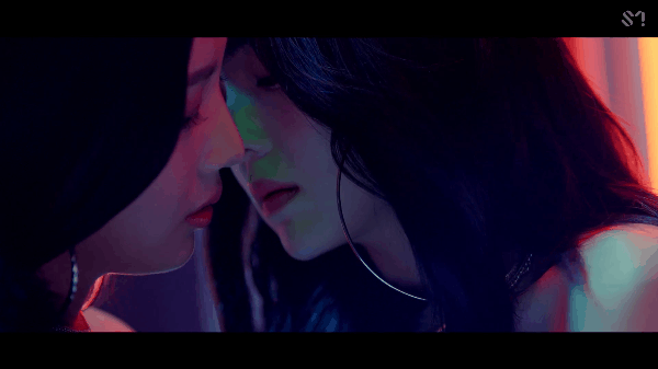 Joy và Irene (Red Velvet) khiến fan phát sốt khi suýt trao nhau nụ hôn đồng tính trong MV mới - Ảnh 3.