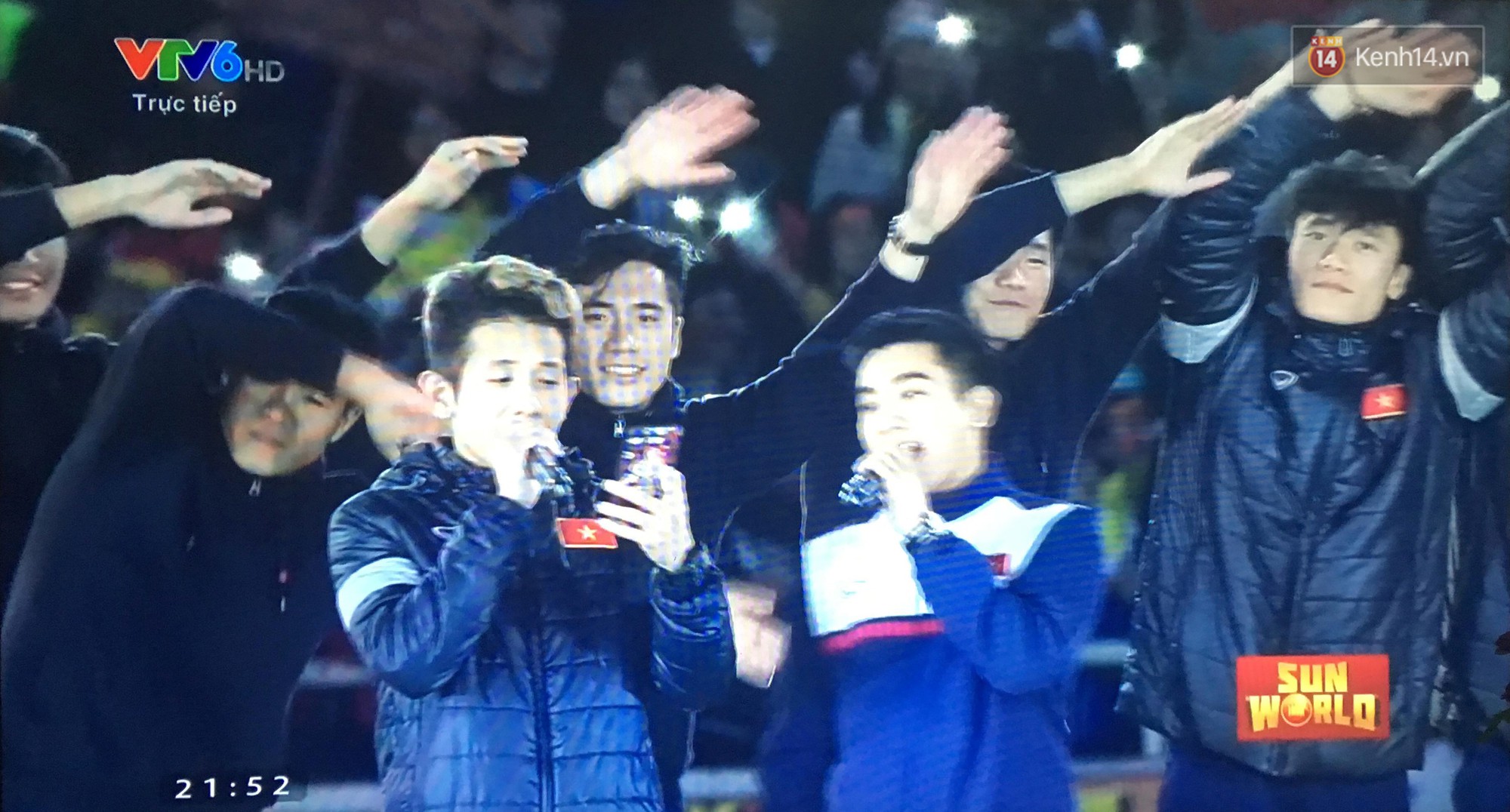 Những khoảnh khắc không góc chết của dàn cầu thủ cực phẩm U23 trong Gala vinh danh - Ảnh 29. Những khoảnh khắc không góc chết của dàn cầu thủ cực phẩm U23 trong Gala vinh danh - Ảnh 29.