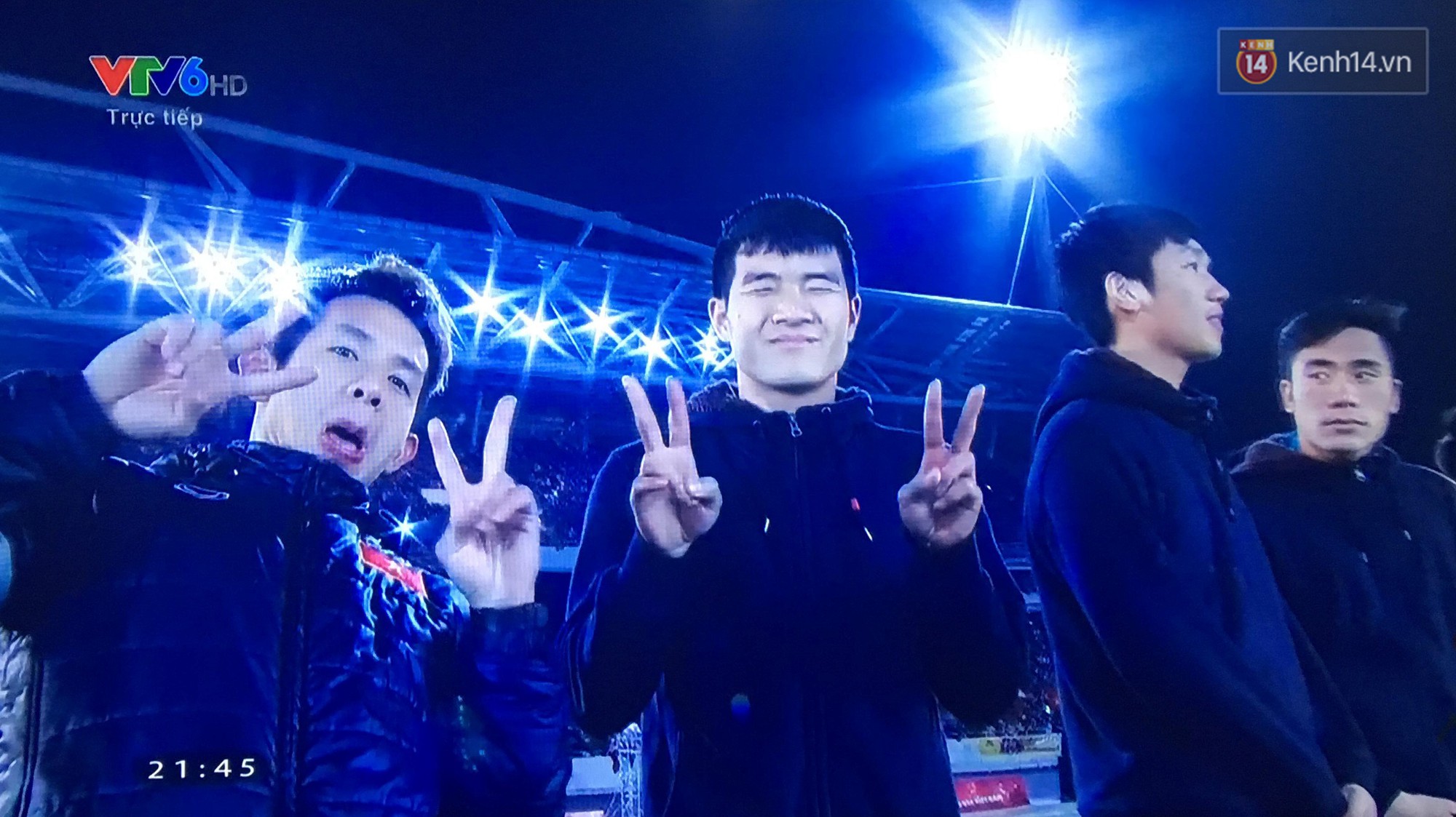 Những khoảnh khắc không góc chết của dàn cầu thủ cực phẩm U23 trong Gala vinh danh - Ảnh 15. Những khoảnh khắc không góc chết của dàn cầu thủ cực phẩm U23 trong Gala vinh danh - Ảnh 15.