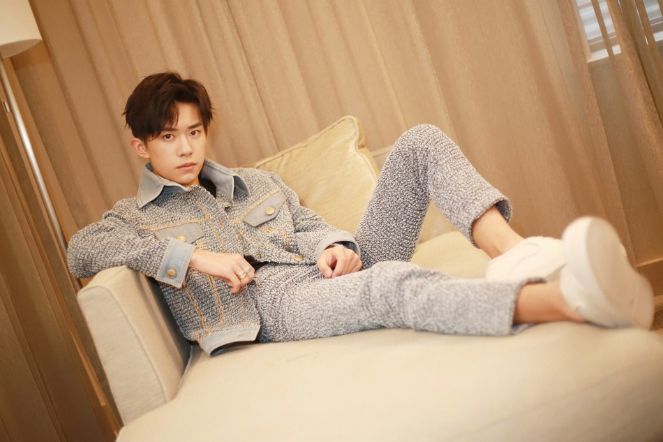 Ăn vận “cool ngầu” đến Grammy, nhưng ai ngờ Dịch Dương Thiên Tỉ (TFBoys) lại diện đồ nữ lên thảm đỏ - Ảnh 9. Ăn vận “cool ngầu” đến Grammy, nhưng ai ngờ Dịch Dương Thiên Tỉ (TFBoys) lại diện đồ nữ lên thảm đỏ - Ảnh 9.