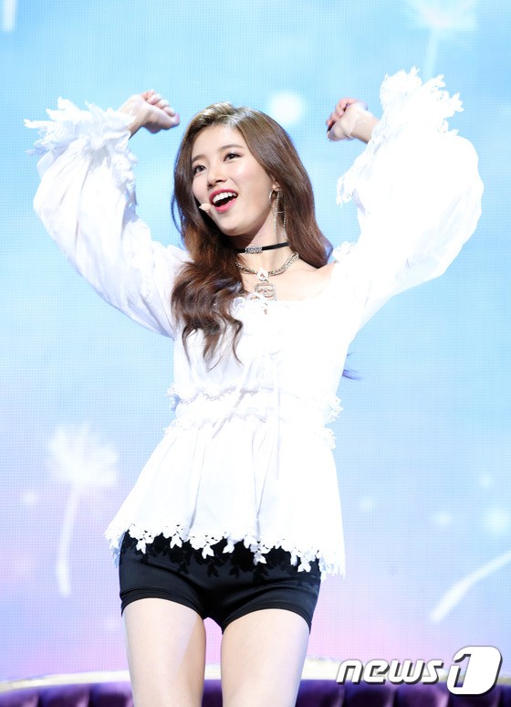 D&acirc;n t&igrave;nh n&aacute;o loạn khi Suzy đẹp đến mức kh&oacute; tin, ngả ngốn gợi t&igrave;nh tr&ecirc;n s&acirc;n khấu trở lại - Ảnh 1.