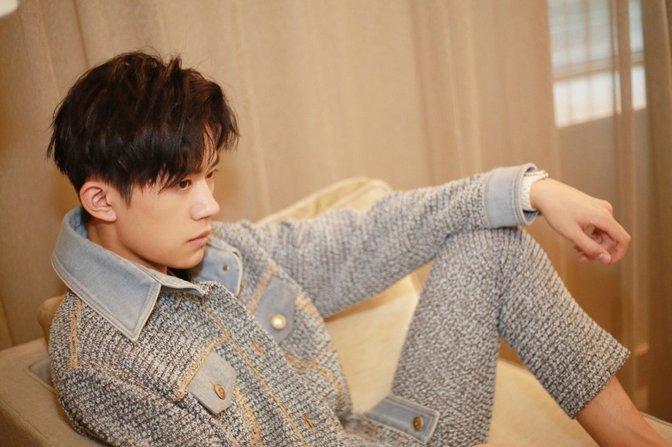 Ăn vận “cool ngầu” đến Grammy, nhưng ai ngờ Dịch Dương Thiên Tỉ (TFBoys) lại diện đồ nữ lên thảm đỏ - Ảnh 8. Ăn vận “cool ngầu” đến Grammy, nhưng ai ngờ Dịch Dương Thiên Tỉ (TFBoys) lại diện đồ nữ lên thảm đỏ - Ảnh 8.