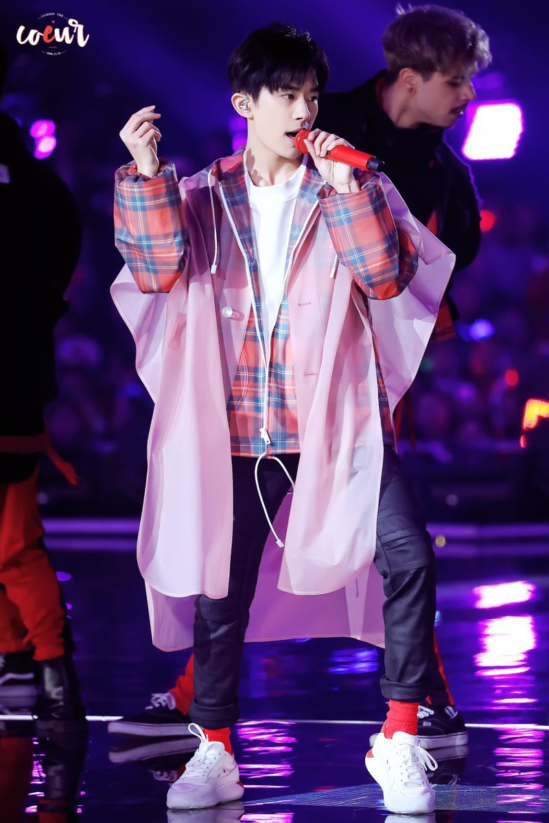 Ăn vận “cool ngầu” đến Grammy, nhưng ai ngờ Dịch Dương Thiên Tỉ (TFBoys) lại diện đồ nữ lên thảm đỏ - Ảnh 5. Ăn vận “cool ngầu” đến Grammy, nhưng ai ngờ Dịch Dương Thiên Tỉ (TFBoys) lại diện đồ nữ lên thảm đỏ - Ảnh 5.