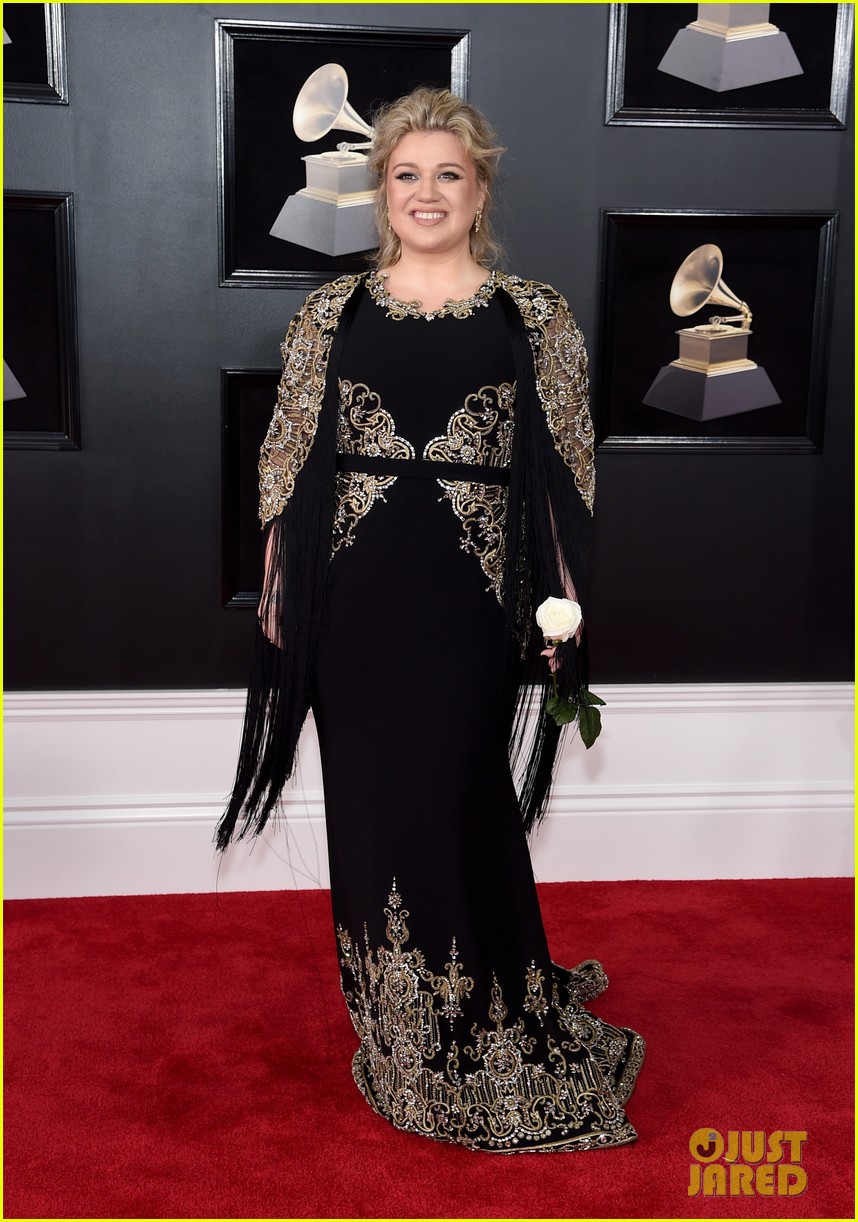 Thảm đỏ Grammy 2018: Loạt sao khoe sắc lộng lẫy với bông hồng trắng, loài hoa có một ý nghĩa đặc biệt - Ảnh 4.