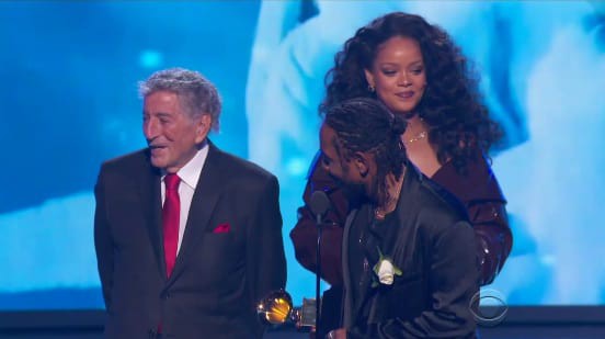 Khoảnh khắc khó xử tại Grammy 2018: Huyền thoại 91 tuổi trao giải xong... đứng chắn khiến Rihanna không thể bước lên - Ảnh 3.