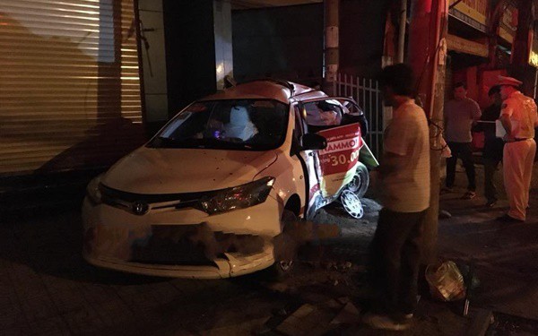 Container tông bẹp taxi, tài xế ngủ bên trong tử vong - Ảnh 1.