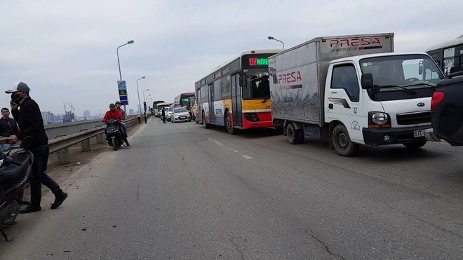 Đ&acirc;m v&agrave;o đu&ocirc;i xe tải lưu th&ocirc;ng c&ugrave;ng chiều, 1 người tử vong - Ảnh 2.