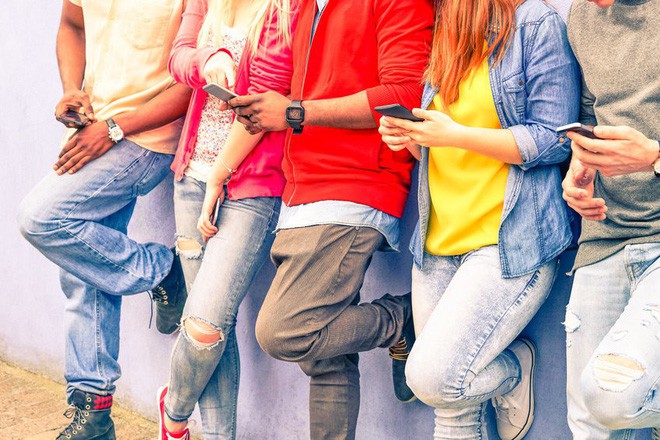 Dán mặt vào những chiếc màn hình đã làm suy giảm hạnh phúc của cả một thế hệ - Ảnh 2.