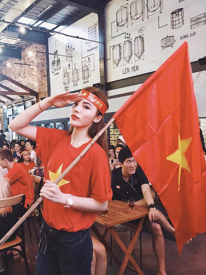 Phong cách đường phố Việt Nam 2024 đang tràn đầy sôi động và sáng tạo. Các bạn trẻ tự tin chiến đấu cho sự khác biệt và thể hiện bản thân qua trang phục. Bộ sưu tập thời trang đường phố độc đáo và phóng khoáng đang thu hút sự chú ý của giới trẻ trên khắp cả nước.