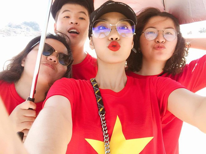 Chưa bao giờ street style của các người đẹp Việt lại ngập tràn cờ đỏ sao vàng như tuần vừa rồi - Ảnh 12.