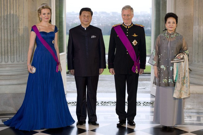 Phong cách thời trang của Phu nhân Trung Hoa cũng tinh tế, thanh lịch chẳng kém bất kỳ nhân vật Hoàng gia nào  - Ảnh 18.