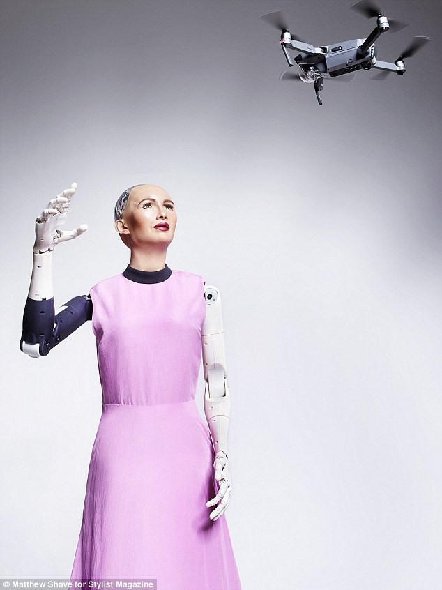 Robot Sophia xuất hiện trên bìa tạp chí thời trang Anh: Chúng tôi thấy sợ hãi - Ảnh 3.