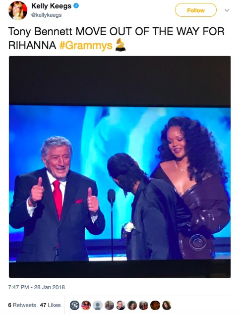 Khoảnh khắc khó xử tại Grammy 2018: Huyền thoại 91 tuổi trao giải xong... đứng chắn khiến Rihanna không thể bước lên - Ảnh 5.