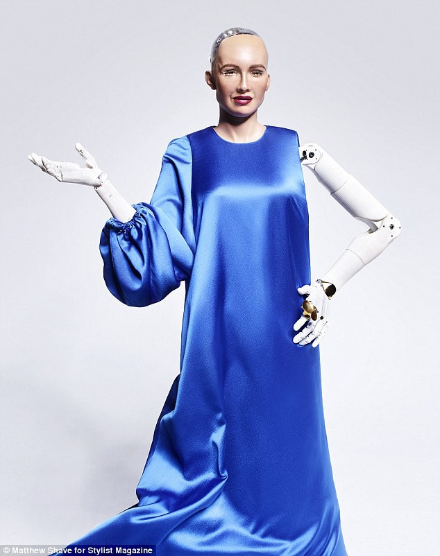 Robot Sophia xuất hiện trên bìa tạp chí thời trang Anh: Chúng tôi thấy sợ hãi - Ảnh 7.