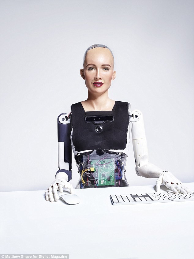 Robot Sophia xuất hiện trên bìa tạp chí thời trang Anh: Chúng tôi thấy sợ hãi - Ảnh 8.