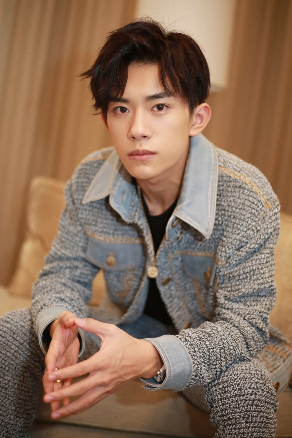 Ăn vận “cool ngầu” đến Grammy, nhưng ai ngờ Dịch Dương Thiên Tỉ (TFBoys) lại diện đồ nữ lên thảm đỏ - Ảnh 7. Ăn vận “cool ngầu” đến Grammy, nhưng ai ngờ Dịch Dương Thiên Tỉ (TFBoys) lại diện đồ nữ lên thảm đỏ - Ảnh 7.