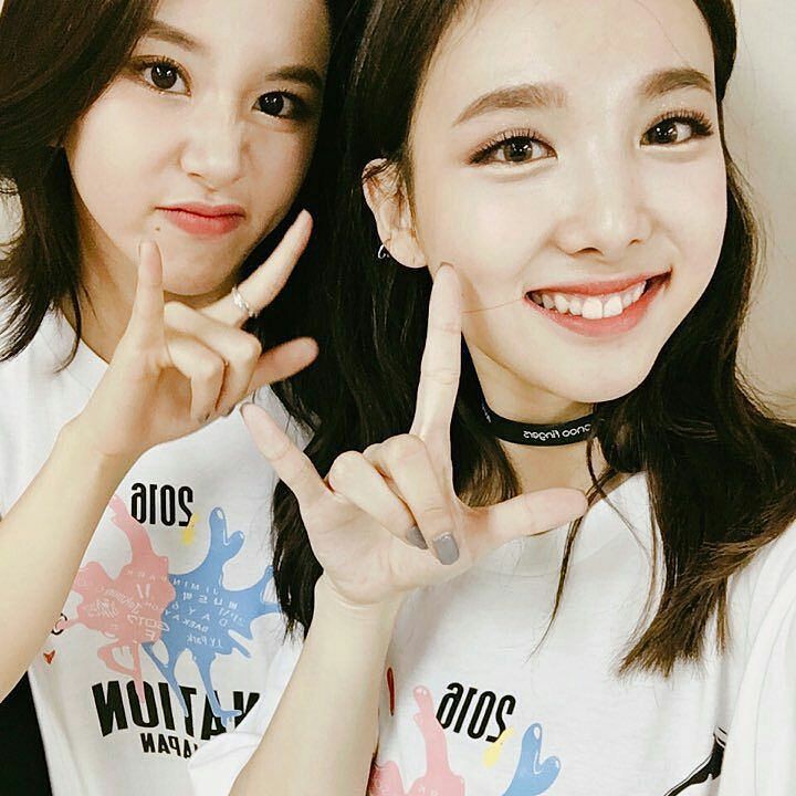 Nayeon và ChaeYoung (Twice)  cũng chỉ dưỡng da đơn giản với những sản phẩm cực kì bình dân - Ảnh 1.