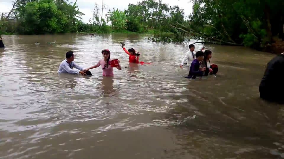 Đoàn rước dâu bằng xuồng bị lật, cô dâu chú rể cùng họ hàng rơi hết xuống kênh - Ảnh 2.