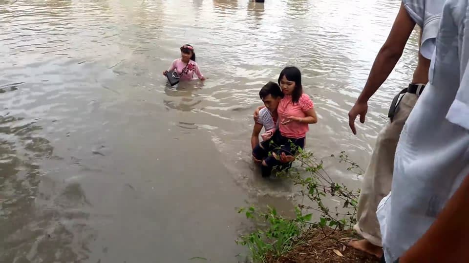 Đoàn rước dâu bằng xuồng bị lật, cô dâu chú rể cùng họ hàng rơi hết xuống kênh - Ảnh 3.