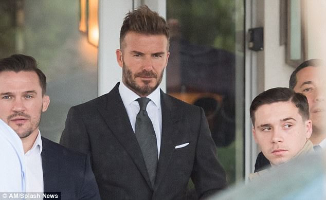 David Beckham chứng minh chỉ cần cắt bỏ mái tóc dài, các bạn nam sẽ phong độ và hấp dẫn nhiều lần - Ảnh 4.